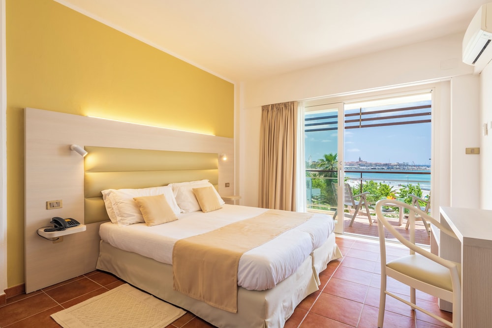 Hotel Florida — Hotel rooms in Alghero, Sardinia