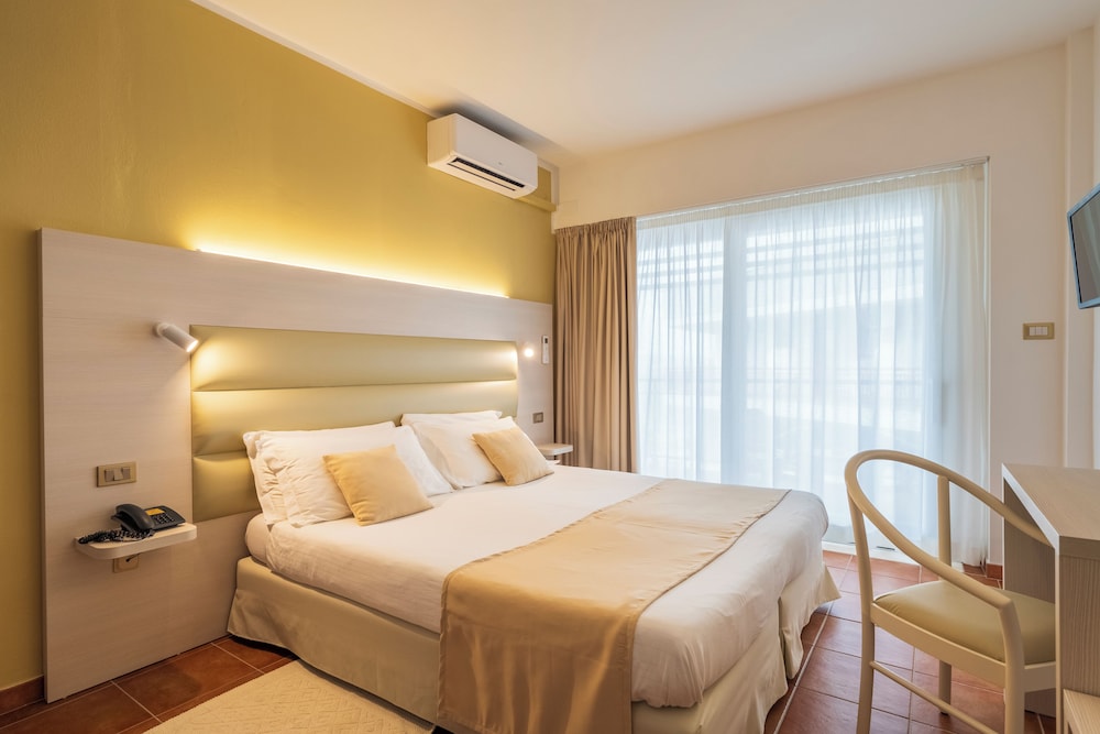 Hotel Florida — Hotel rooms in Alghero, Sardinia