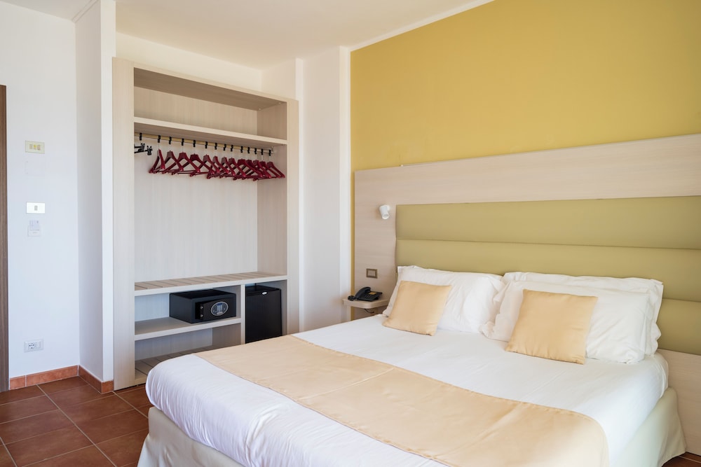 Hotel Florida — Hotel rooms in Alghero, Sardinia