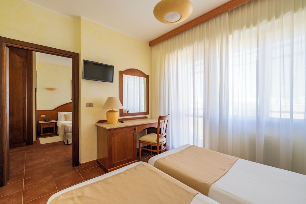 Hotel Florida — Hotel rooms in Alghero, Sardinia