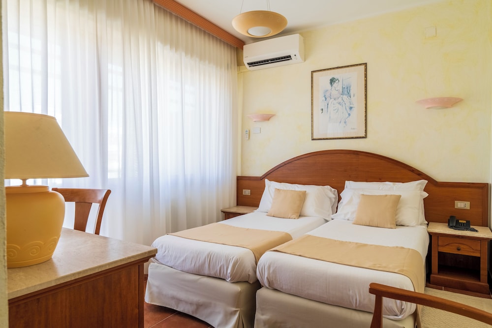 Hotel Florida — Hotel rooms in Alghero, Sardinia