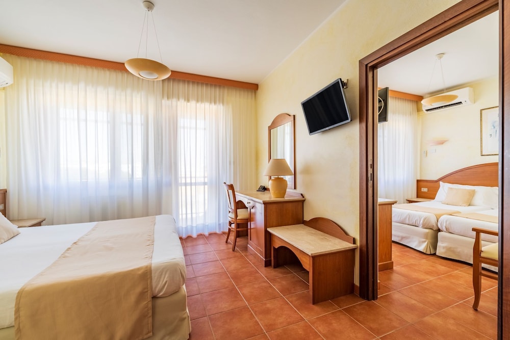 Hotel Florida — Hotel rooms in Alghero, Sardinia
