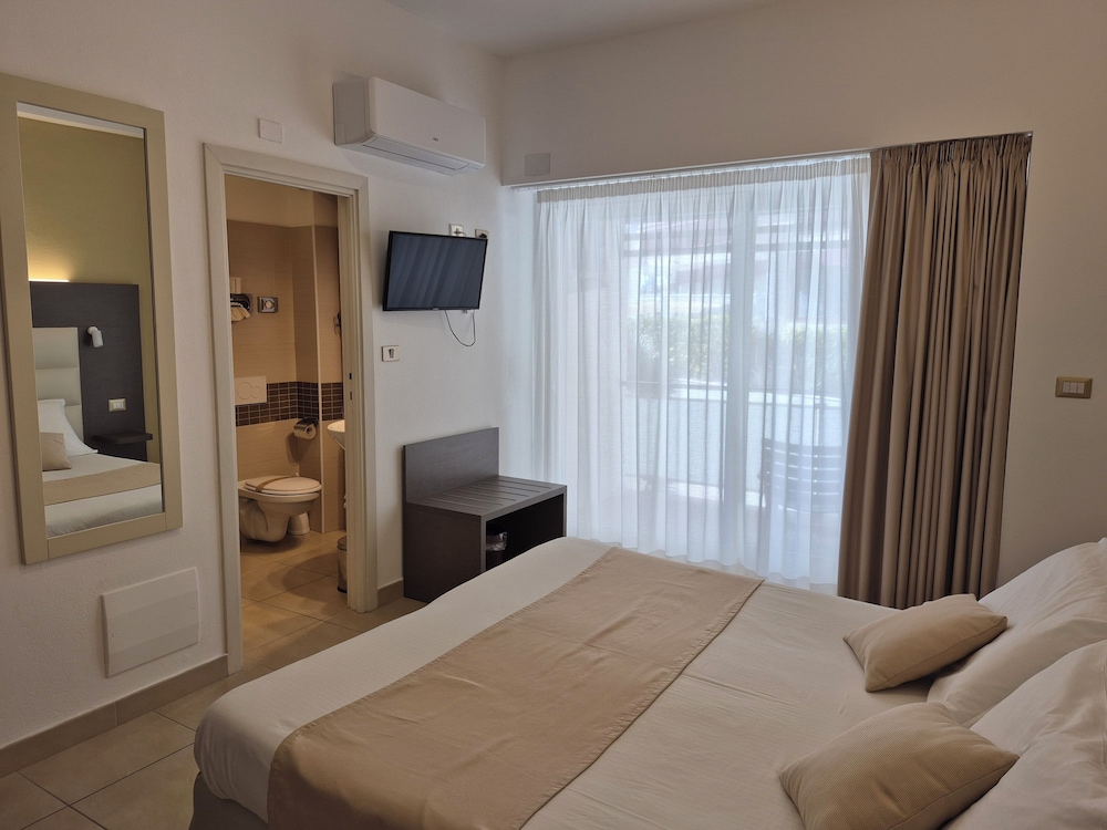 Hotel Florida — Hotel rooms in Alghero, Sardinia