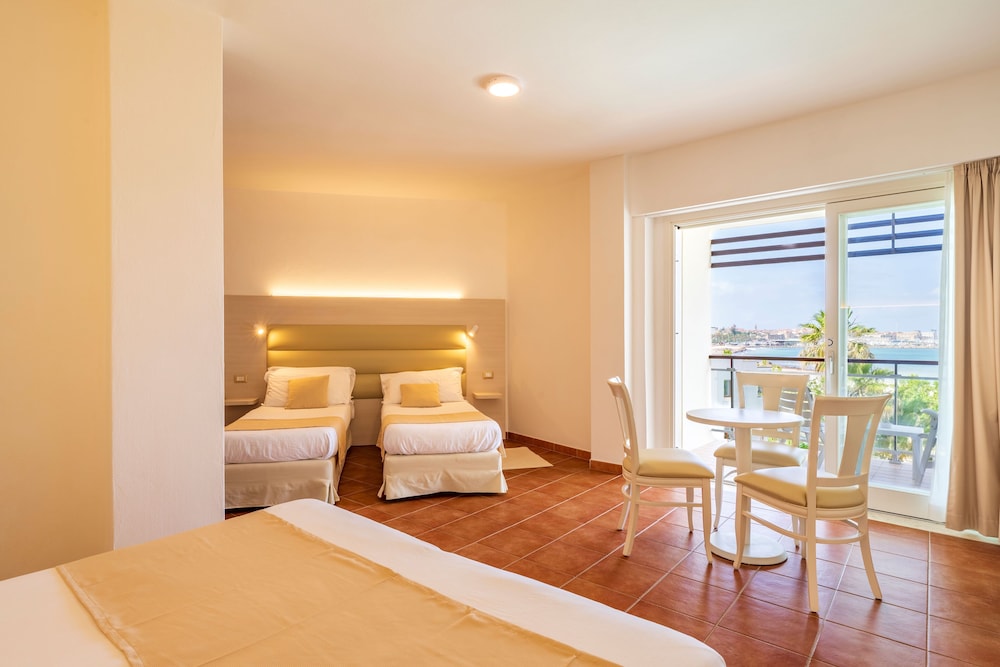 Hotel Florida — Hotel rooms in Alghero, Sardinia