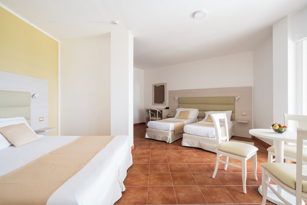 Hotel Florida — Hotel rooms in Alghero, Sardinia