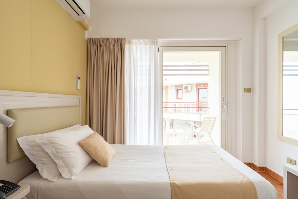 Hotel Florida — Hotel rooms in Alghero, Sardinia