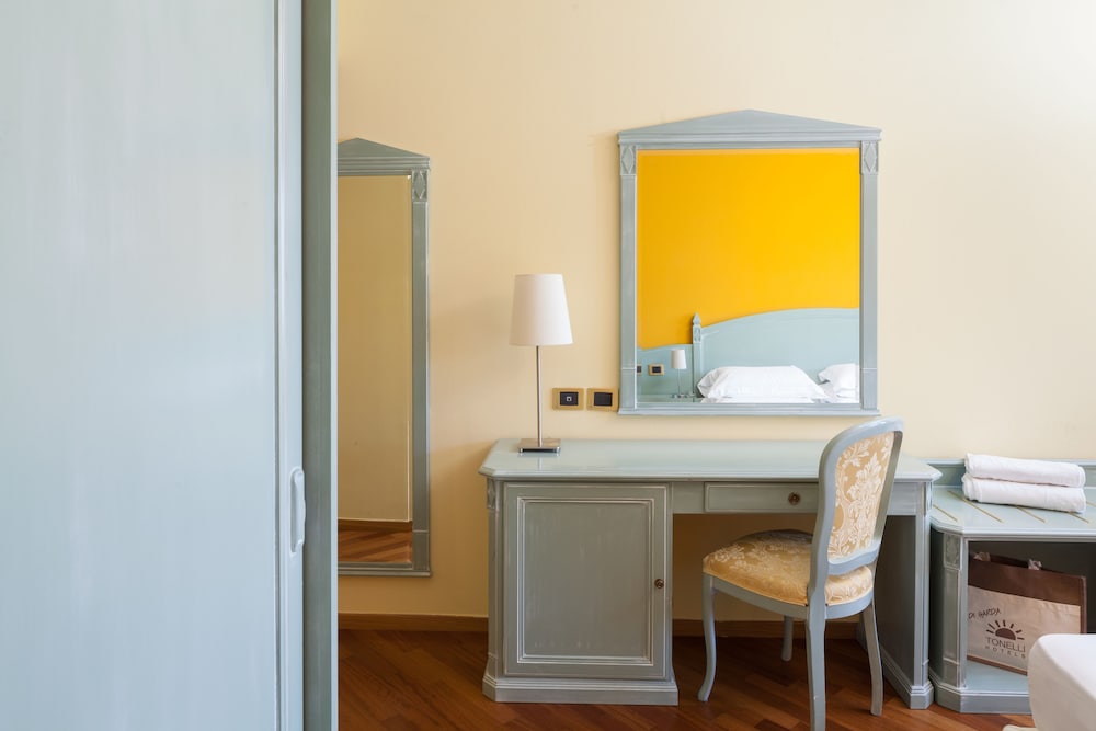 Hotel Savoy Palace - Tonelli Hotels — Hotel rooms in Riva del Garda, Trentino-Alto Adige