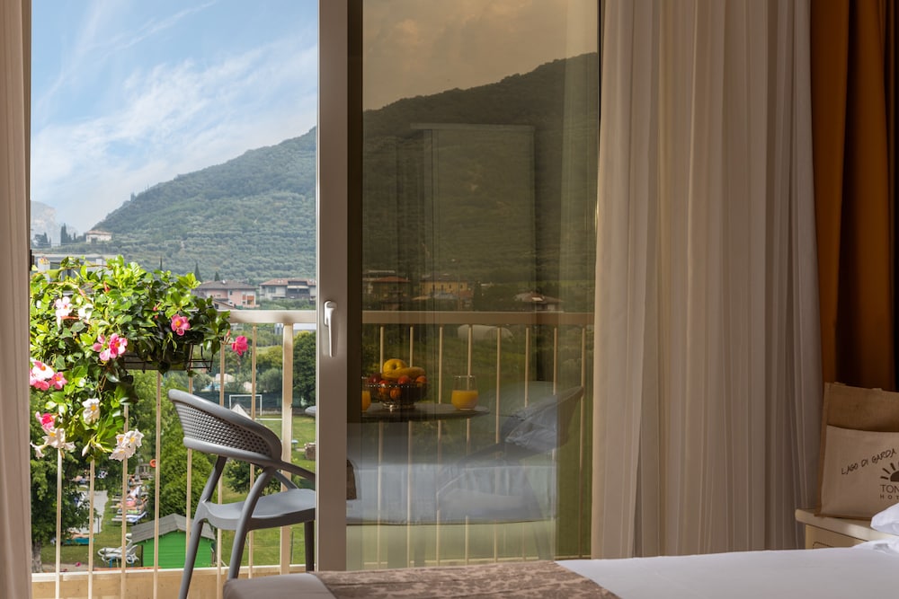 Hotel Savoy Palace - Tonelli Hotels — Hotel rooms in Riva del Garda, Trentino-Alto Adige