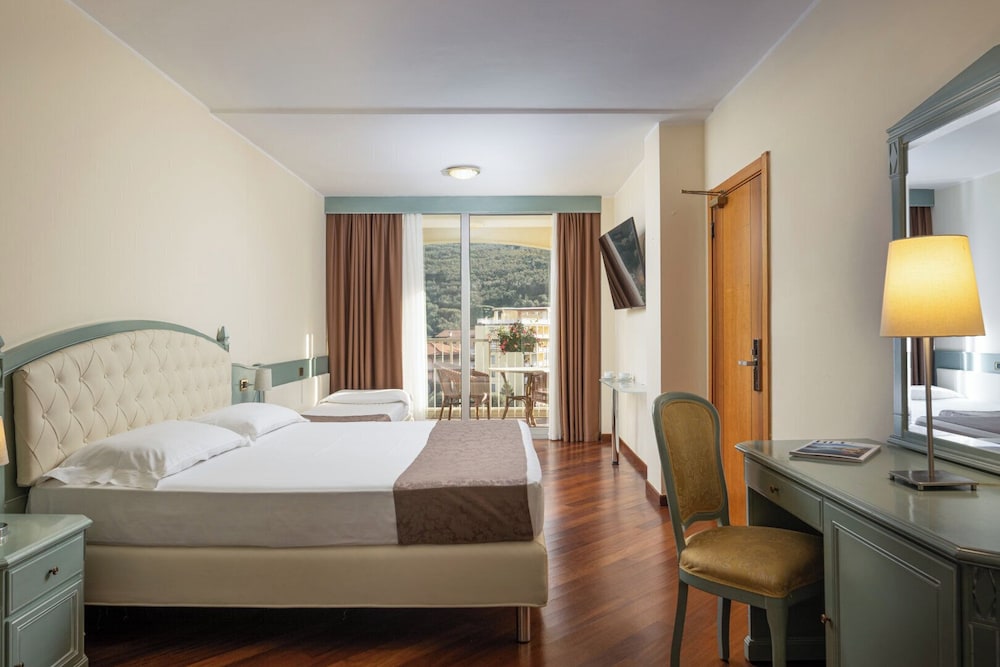 Hotel Savoy Palace - Tonelli Hotels — Hotel rooms in Riva del Garda, Trentino-Alto Adige