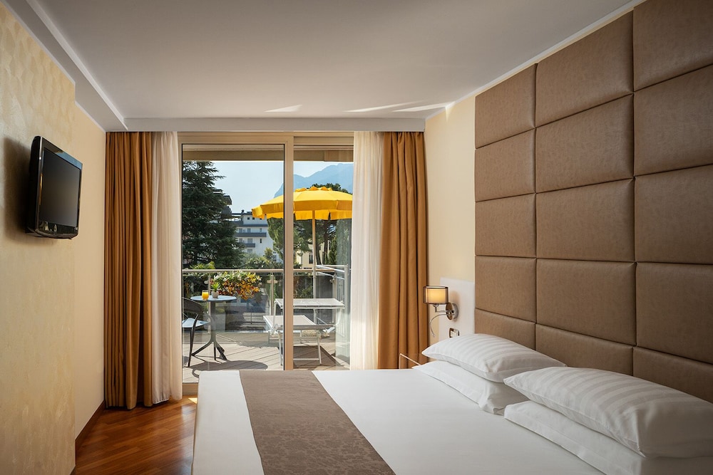 Hotel Savoy Palace - Tonelli Hotels — Hotel rooms in Riva del Garda, Trentino-Alto Adige