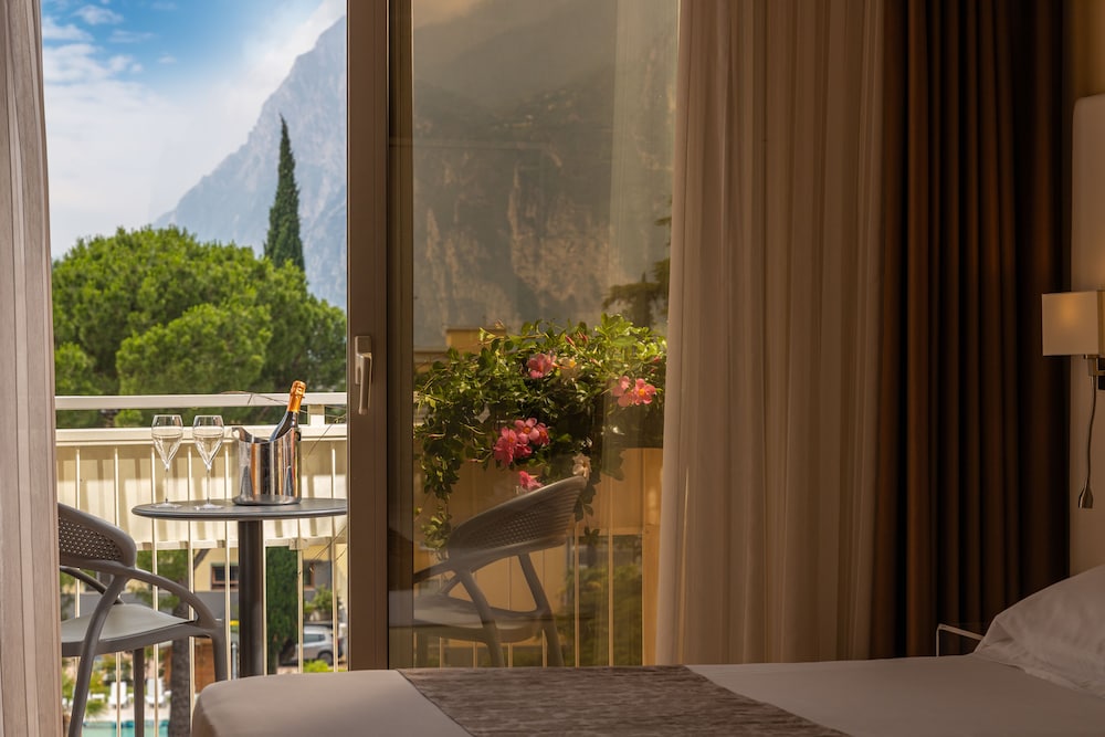 Hotel Savoy Palace - Tonelli Hotels — Hotel rooms in Riva del Garda, Trentino-Alto Adige