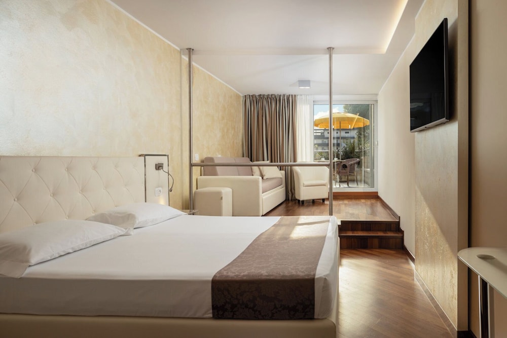 Hotel Savoy Palace - Tonelli Hotels — Hotel rooms in Riva del Garda, Trentino-Alto Adige
