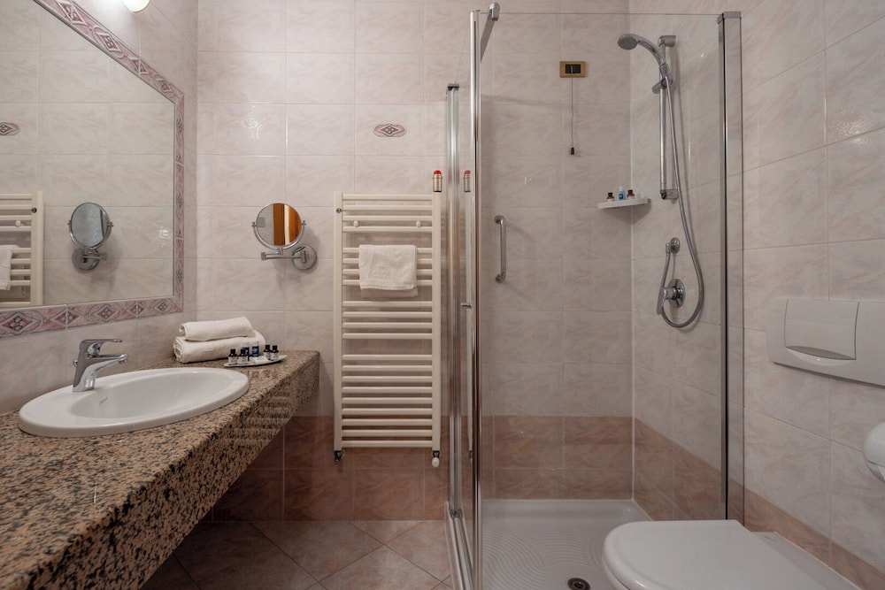 Hotel Savoy Palace - Tonelli Hotels — Hotel rooms in Riva del Garda, Trentino-Alto Adige
