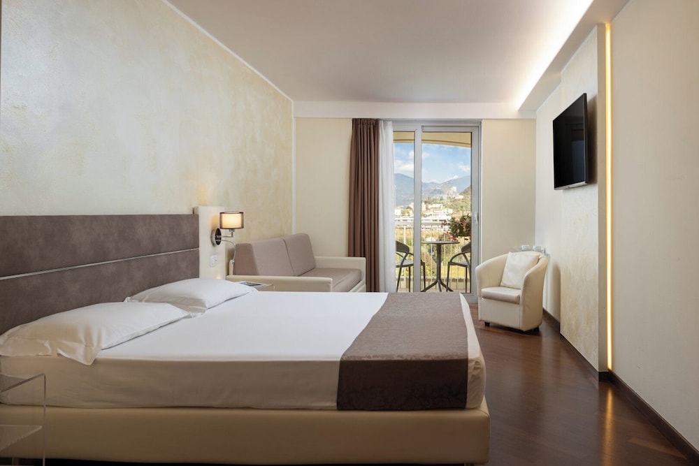 Hotel Savoy Palace - Tonelli Hotels — Hotel rooms in Riva del Garda, Trentino-Alto Adige