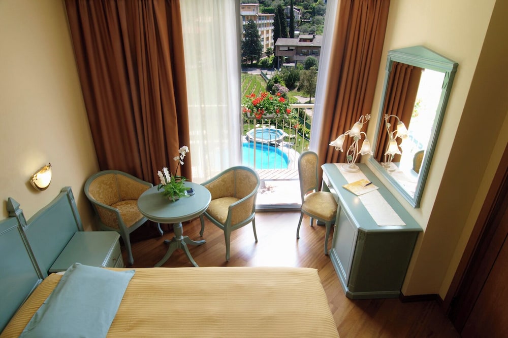 Hotel Savoy Palace - Tonelli Hotels — Hotel rooms in Riva del Garda, Trentino-Alto Adige