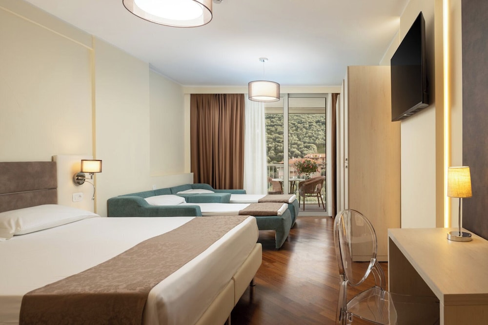 Hotel Savoy Palace - Tonelli Hotels — Hotel rooms in Riva del Garda, Trentino-Alto Adige