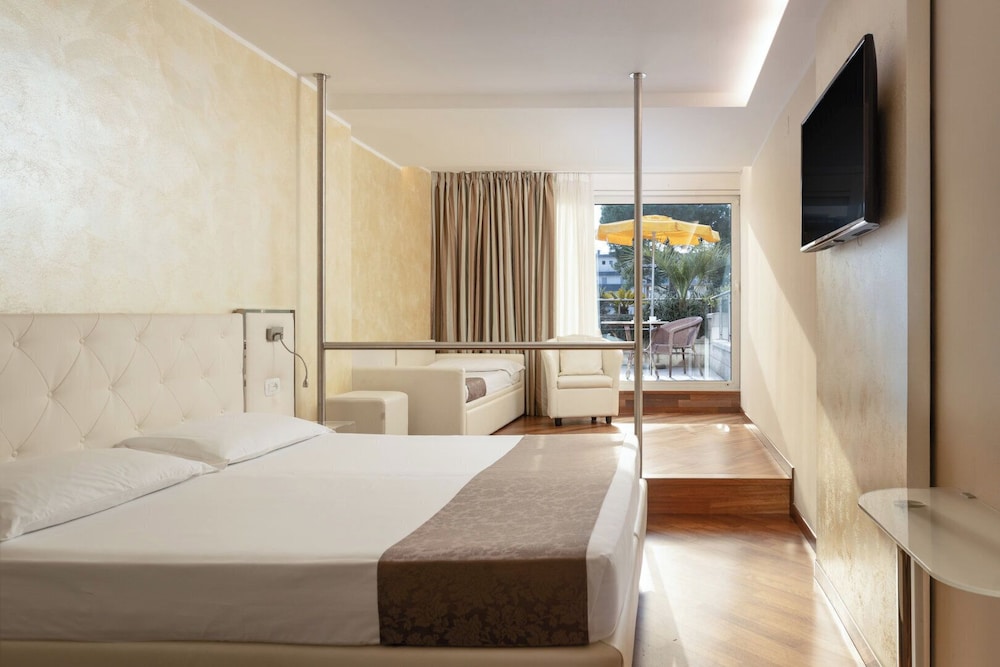 Hotel Savoy Palace - Tonelli Hotels — Hotel rooms in Riva del Garda, Trentino-Alto Adige