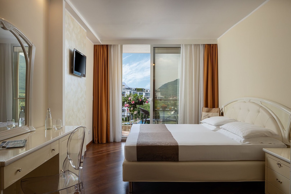Hotel Savoy Palace - Tonelli Hotels — Hotel rooms in Riva del Garda, Trentino-Alto Adige