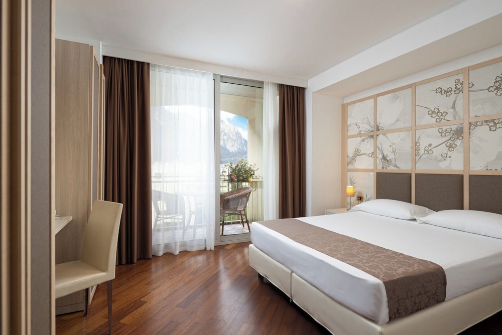 Hotel Savoy Palace - Tonelli Hotels — Hotel rooms in Riva del Garda, Trentino-Alto Adige
