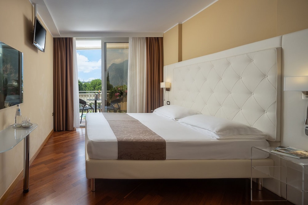 Hotel Savoy Palace - Tonelli Hotels — Hotel rooms in Riva del Garda, Trentino-Alto Adige
