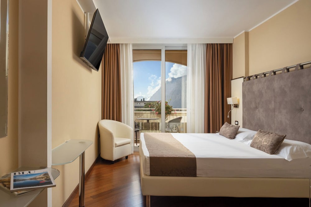 Hotel Savoy Palace - Tonelli Hotels — Hotel rooms in Riva del Garda, Trentino-Alto Adige