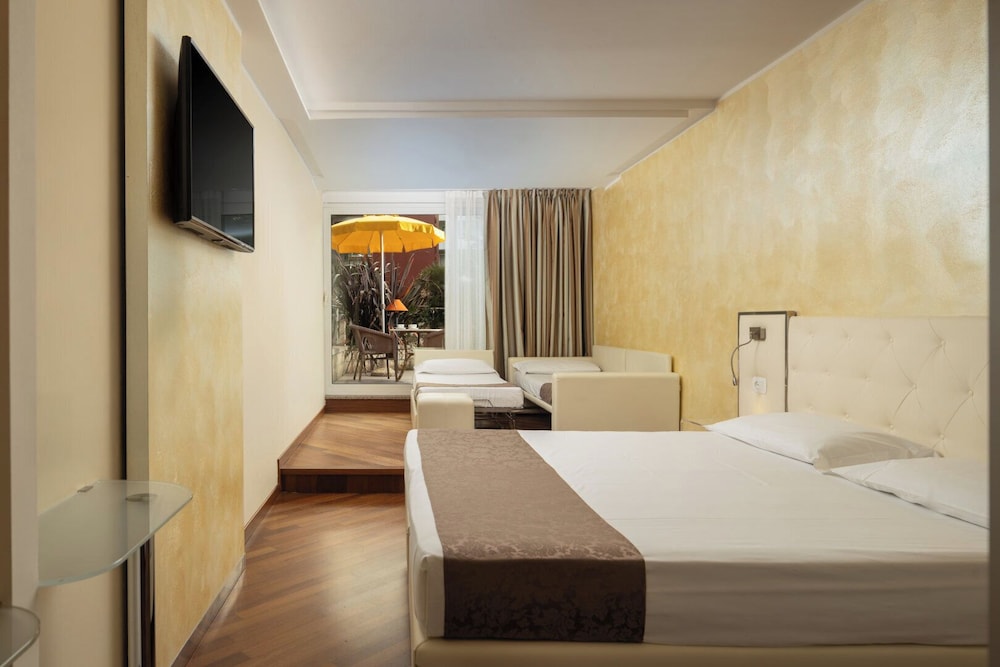 Hotel Savoy Palace - Tonelli Hotels — Hotel rooms in Riva del Garda, Trentino-Alto Adige