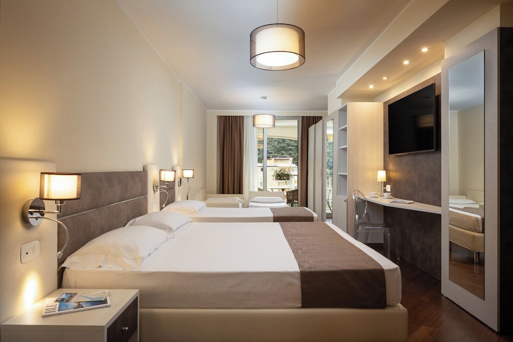 Hotel Savoy Palace - Tonelli Hotels — Hotel rooms in Riva del Garda, Trentino-Alto Adige