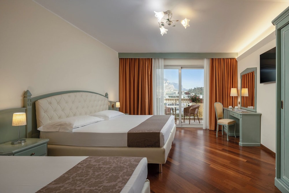 Hotel Savoy Palace - Tonelli Hotels — Hotel rooms in Riva del Garda, Trentino-Alto Adige