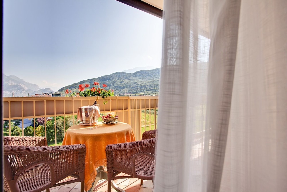 Hotel Savoy Palace - Tonelli Hotels — Hotel rooms in Riva del Garda, Trentino-Alto Adige