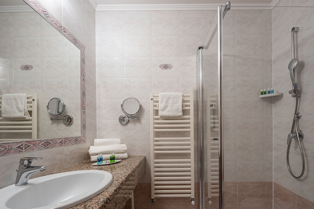 Hotel Savoy Palace - Tonelli Hotels — Hotel rooms in Riva del Garda, Trentino-Alto Adige