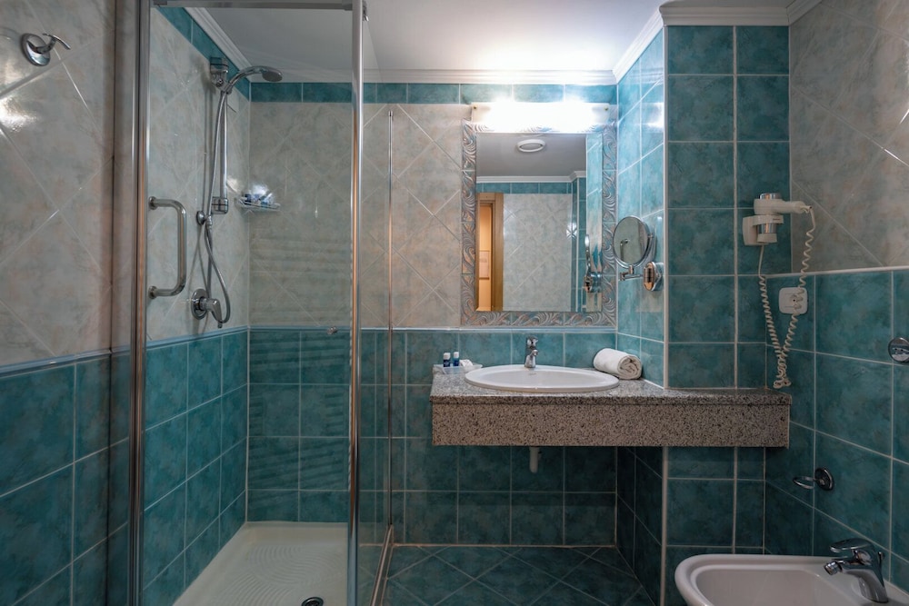 Hotel Savoy Palace - Tonelli Hotels — Hotel rooms in Riva del Garda, Trentino-Alto Adige