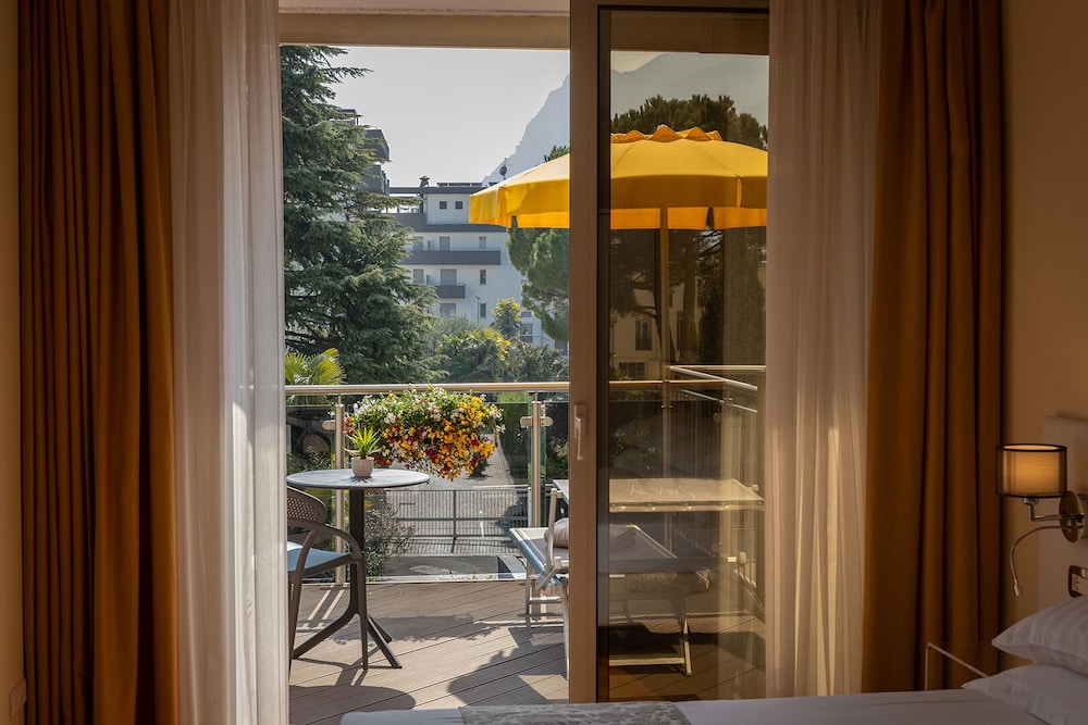 Hotel Savoy Palace - Tonelli Hotels — Hotel rooms in Riva del Garda, Trentino-Alto Adige