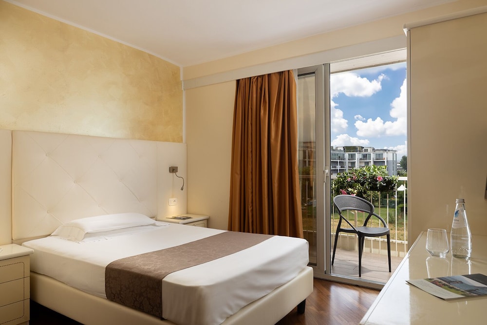 Hotel Savoy Palace - Tonelli Hotels — Hotel rooms in Riva del Garda, Trentino-Alto Adige