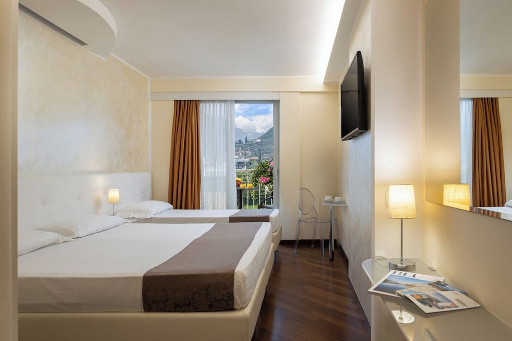 Hotel Savoy Palace - Tonelli Hotels — Hotel rooms in Riva del Garda, Trentino-Alto Adige