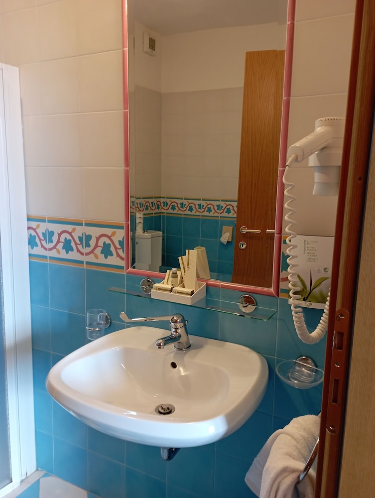 Hotel Locanda Ruscello Garnì — Hotel rooms in Limone sul Garda, Lombardy