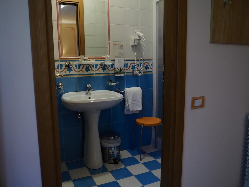 Hotel Locanda Ruscello Garnì — Hotel rooms in Limone sul Garda, Lombardy