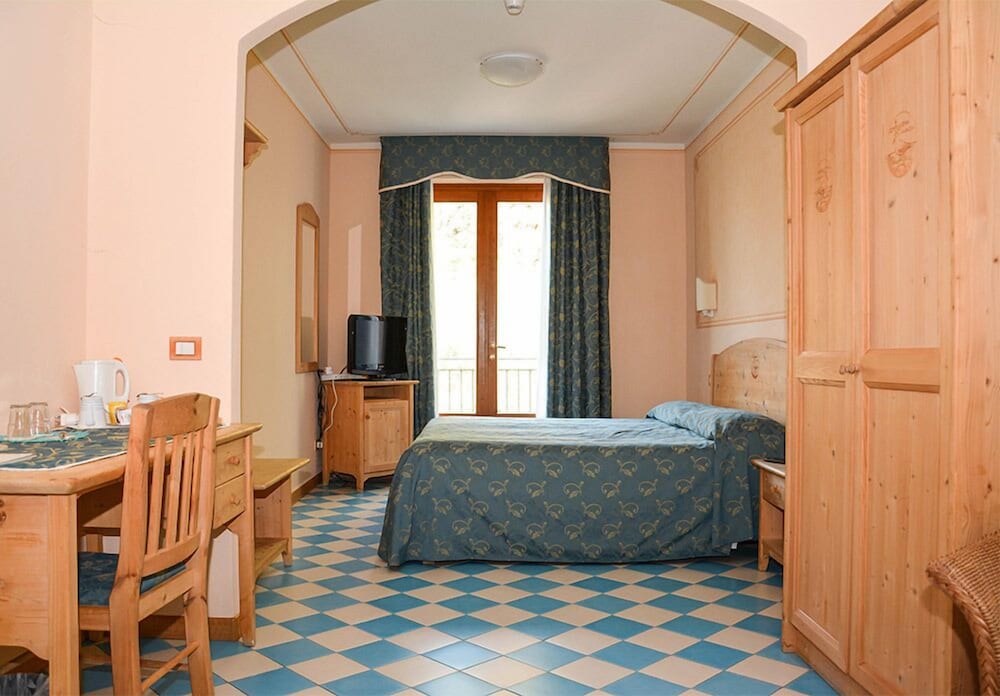 Hotel Locanda Ruscello Garnì — Hotel rooms in Limone sul Garda, Lombardy