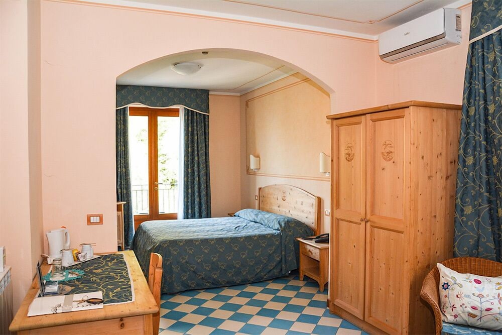 Hotel Locanda Ruscello Garnì — Hotel rooms in Limone sul Garda, Lombardy