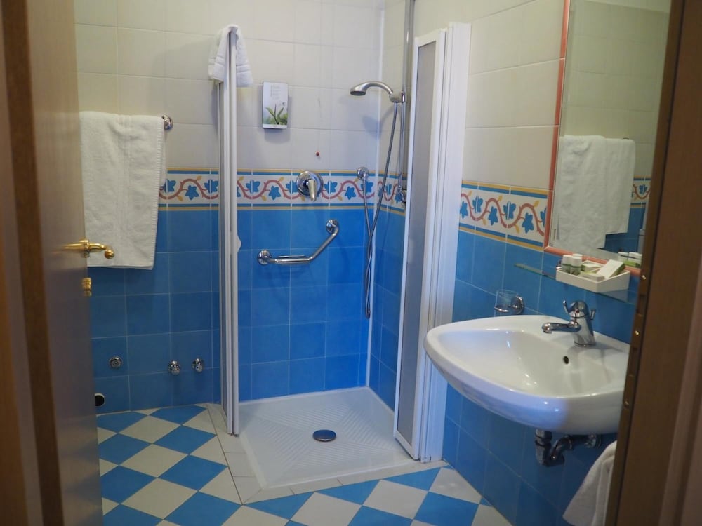 Hotel Locanda Ruscello Garnì — Hotel rooms in Limone sul Garda, Lombardy