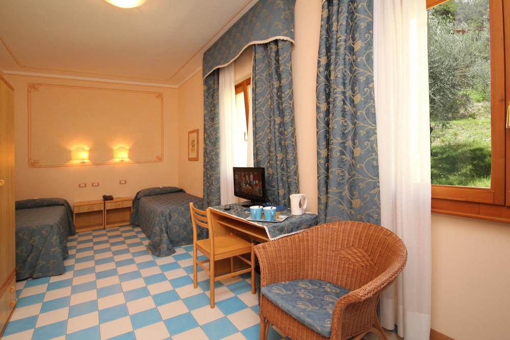Hotel Locanda Ruscello Garnì — Hotel rooms in Limone sul Garda, Lombardy