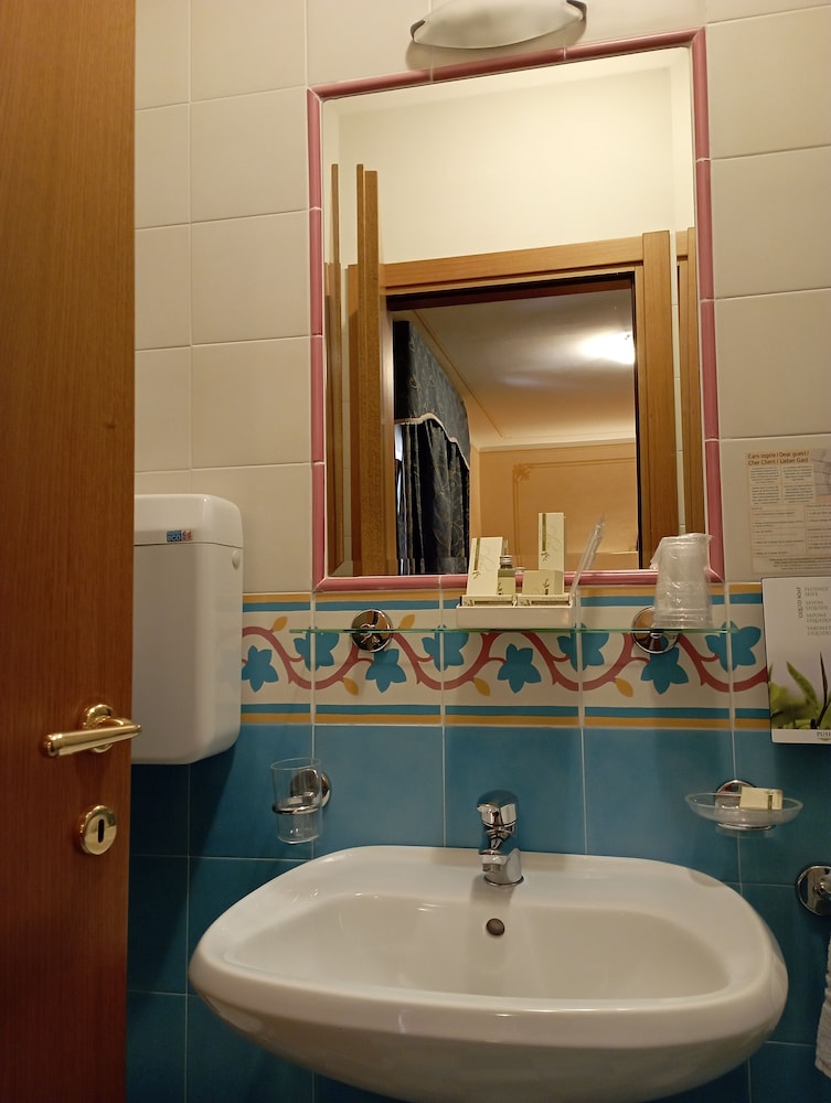 Hotel Locanda Ruscello Garnì — Hotel rooms in Limone sul Garda, Lombardy