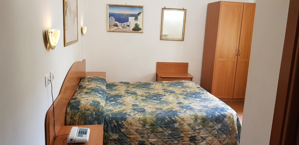 Tirreno Hotel — Hotel rooms in Rome, Lazio