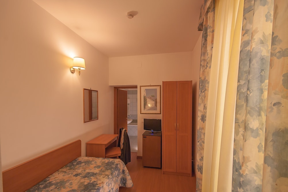 Tirreno Hotel — Hotel rooms in Rome, Lazio