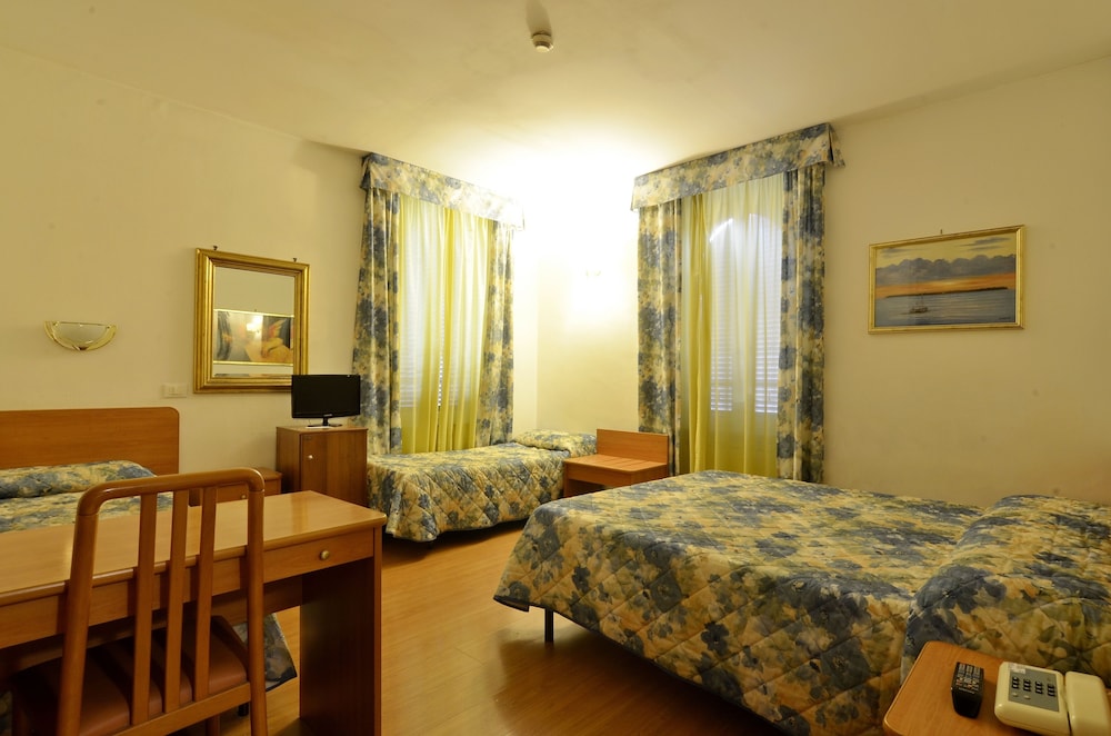 Tirreno Hotel — Hotel rooms in Rome, Lazio