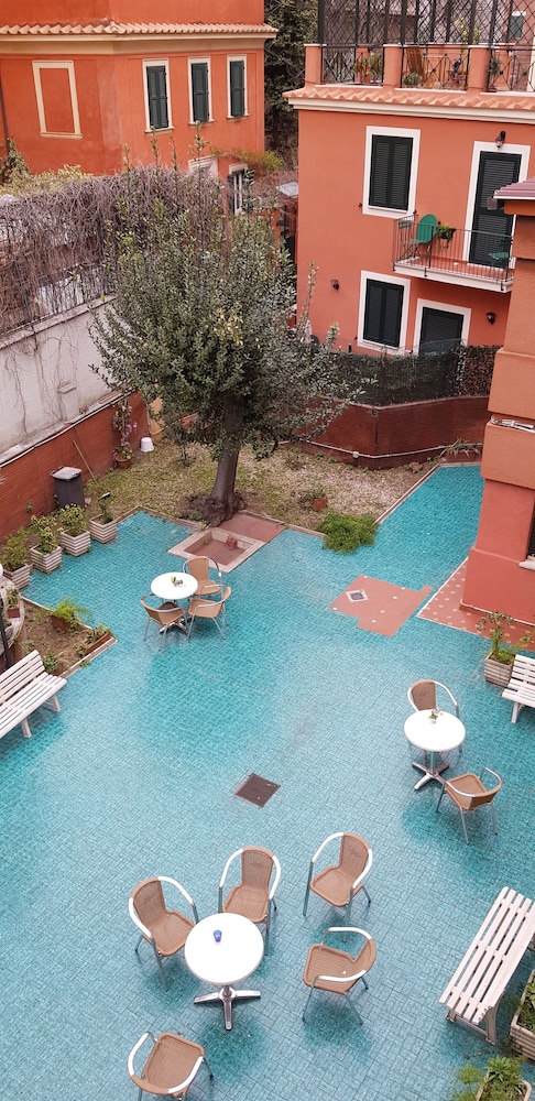 Tirreno Hotel — Hotel building in Rome, Lazio