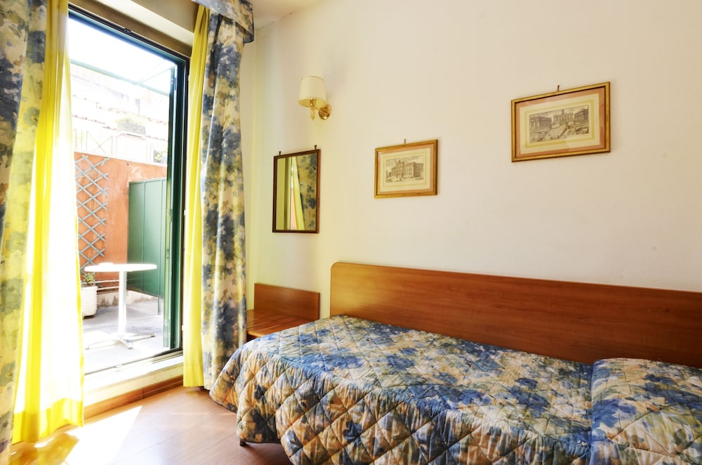 Tirreno Hotel — Hotel rooms in Rome, Lazio
