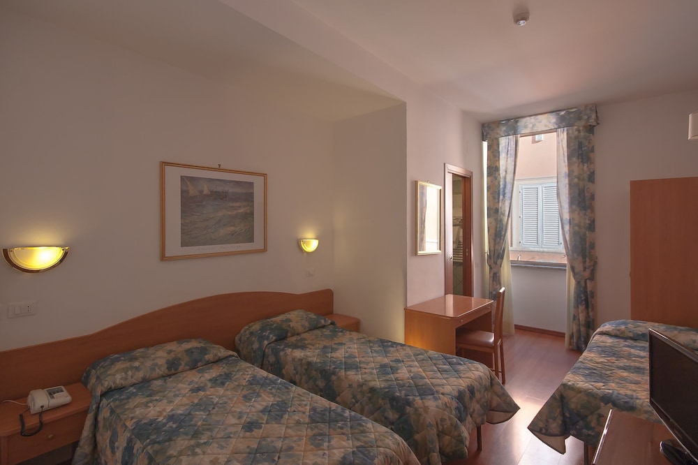 Tirreno Hotel — Hotel rooms in Rome, Lazio
