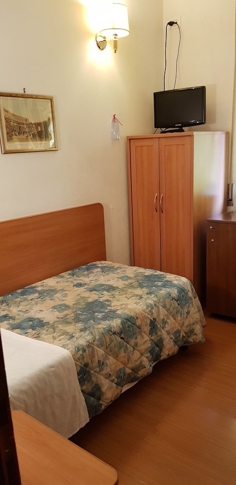 Tirreno Hotel — Hotel rooms in Rome, Lazio