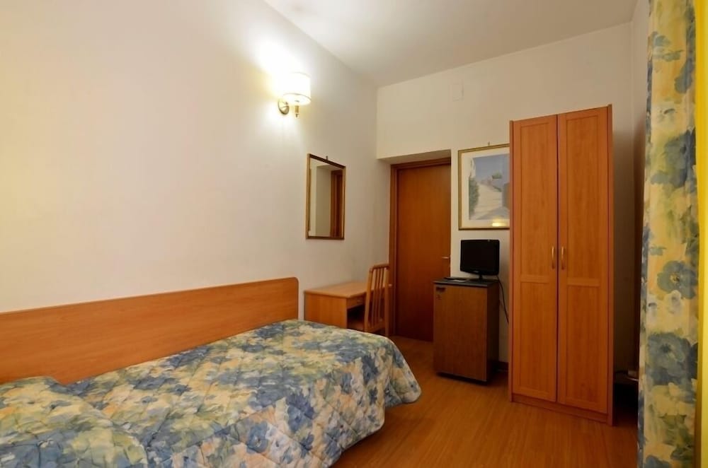 Tirreno Hotel — Hotel rooms in Rome, Lazio