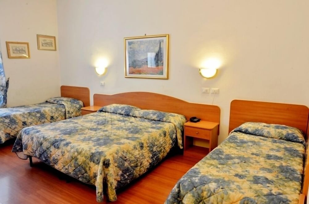 Tirreno Hotel — Hotel rooms in Rome, Lazio